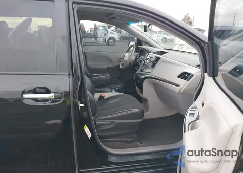 2013 Toyota Sienna Se 8 Passenger z USA, uszkodzony, nr VIN 5TDXK3DC8DS301634